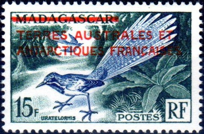 Numéro 1 au catalogue Yvert et Tellier, premier timbre des TAAF, timbre de Madagascar surchargé (1955), coté 20 euros (neuf).