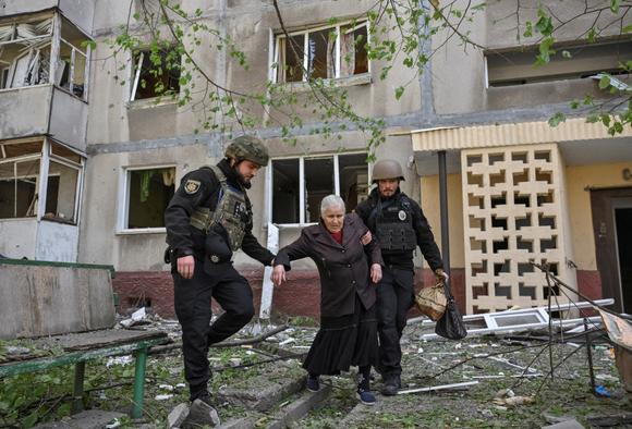 Une résidente évacuée par les services d’urgence ukrainiens, à Zaporijia, le 22 avril 2025.