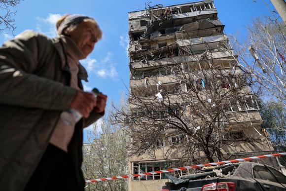 Un immeuble résidentiel touché par une attaque de drones russes, à Zaporijia, le 22 avril 2025.