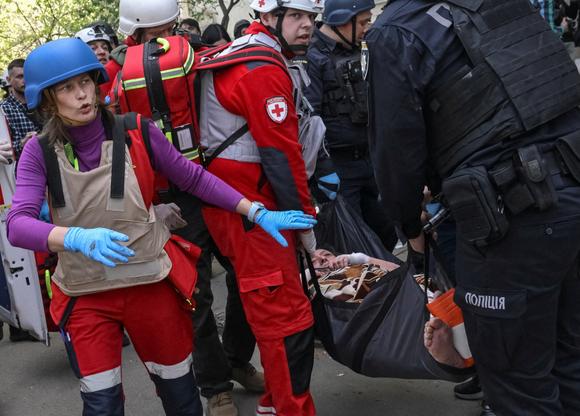 Les services d’urgence ukrainiens aident les résidents qui ont subi l’attaque russe, à Zaporijia, le 22 avril 2025.