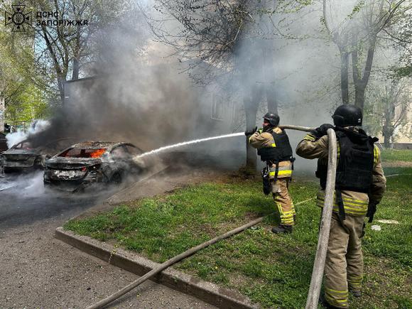 Les services d’urgence ukrainiens sur le site de l’attaque russe, à Zaporijia, le 22 avril 2025.