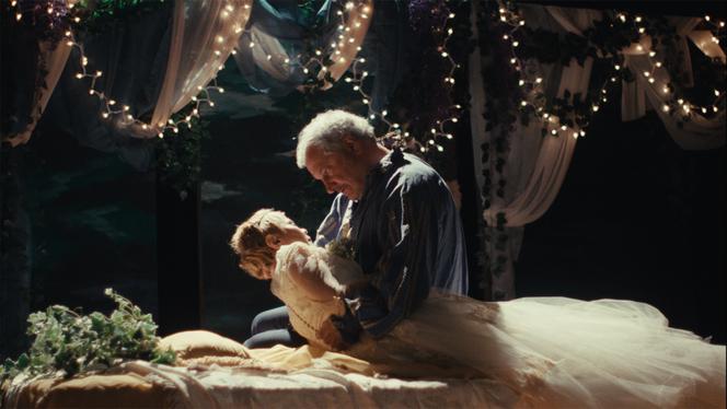 Rita (Dolly de Leon) et Dan (Keith Kupferer), en Juliette et Roméo, dans « Ghostlight », de Kelly O’Sullivan et Alex Thompson.