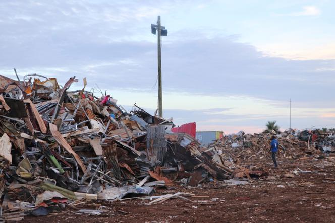 Des débris causés par le cyclone Chido de décembre 2024 jonchaient encore le sol de Mayotte, à Mamoudzou, le 20 avril 2025 à la veille de la visite du président français, Emmanuel Macron.