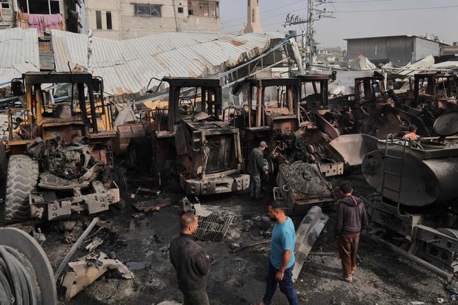Des Palestiniens examinent les restes de bulldozers touchés par une frappe aérienne de l’armée israélienne à Jabaliya, dans le nord de la bande de Gaza, le 22 avril 2025.