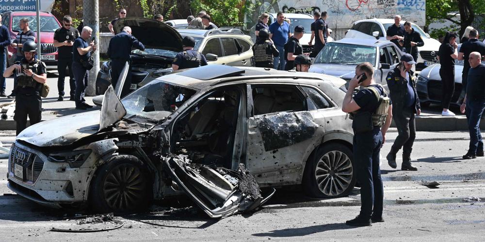 Une voiture détruite dans une frappe de drone russe à Kharkiv (Ukraine), le 22 avril 2025. - SERGEY BOBOK / AFP