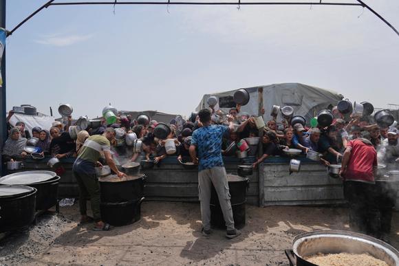 Dans un centre de distribution de nourriture à Khan Younès, dans la bande de Gaza, le 21 avril 2025.