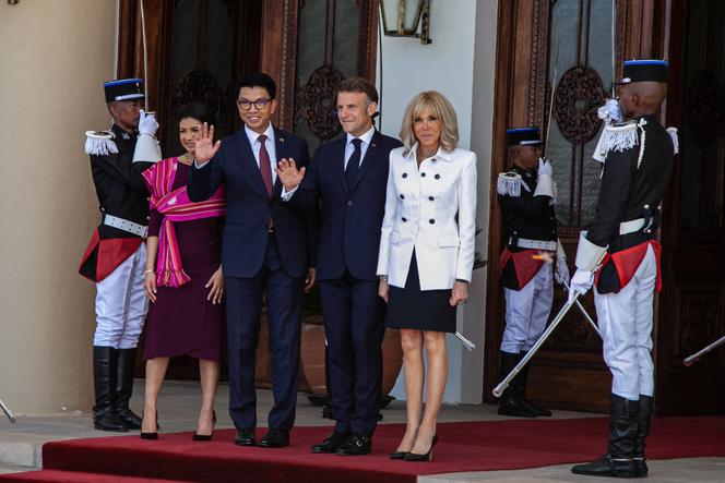 Le président de Madagascar, Andry Rajoelina,  et la première dame de Madagascar, Mialy Rajoelina, accueillent le président français, Emmanuel Macron, et son épouse, Brigitte Macron, au Palais présidentiel d’Iavoloha lors de sa visite d’État à Antananarivo, Madagascar le 23 avril 2025. 