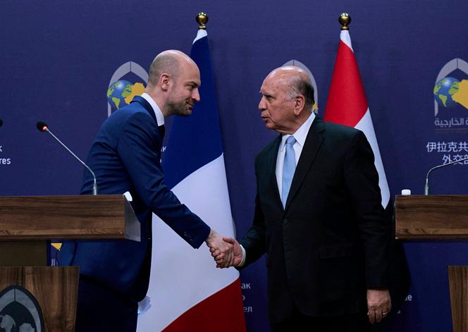 Le ministre français des affaires étrangères, Jean-Noël Barrot, avec son homologue irakien, Fouad Hussein, lors d’une conférence de presse, à Bagdad, le mercredi 23 avril 2025.