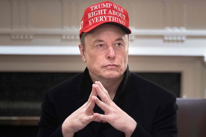Elon Musk, alors qu’il travaillait pour le président américain, porte une casquette « Trump avait raison sur tout », à la Maison Blanche, à Washington, le 24 mars 2025.
