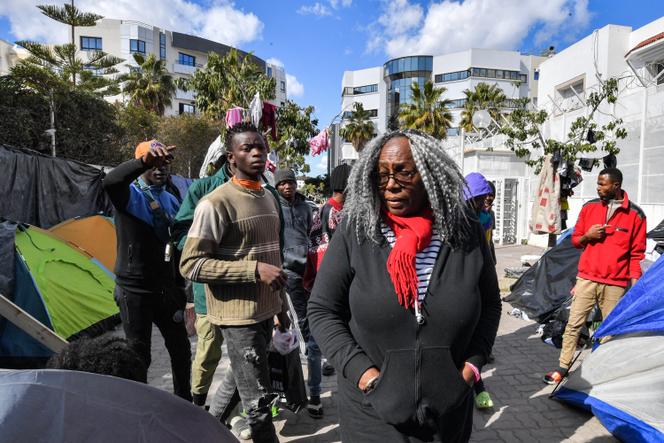 Saadia Mosbah, présidente de l’association Mnemty (« Mon rêve »), visite un camp de migrants d’Afrique subsaharienne installé devant le siège de l’Organisation internationale pour les migrations (OIM) à Tunis, le 7 mars 2023. Elle a été arrêtée le 6 mai 2024 et se trouve toujours en détention.