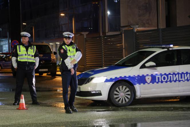 Les forces de police serbes de Bosnie sécurisent une zone où le président de la Republika Srpska, Milorad Dodik, rencontrait des maires locaux, à Sarajevo (Bosnie-Herzégovine), le 23 avril 2025.