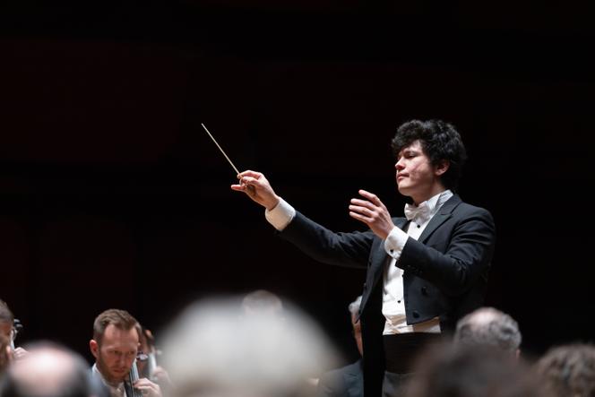 Le chef d’orchestre Aziz Shokhakimov, au Palais de la musique et des congrès de Strasbourg, le 27 février 2025.