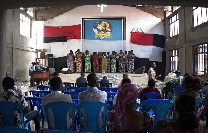 Des habitants dans une église de Goma, dans la province du Nord-Kivu, en République démocratique du Congo, en mars 2025.