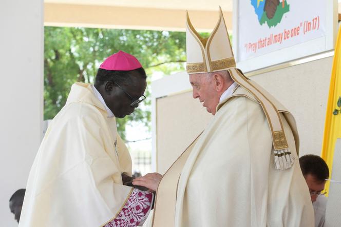 Le pape François et l’archevêque de Juba, Stephen Ameyu, participent à la Sainte Messe au mausolée de John Garang, à Juba, au Soudan du Sud, le 5 février 2023.