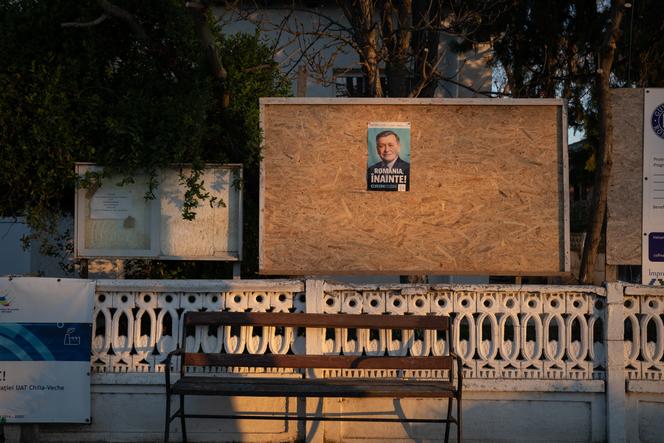 Un panneau montrant le candidat à la présidentielle Crin Antonescu, à Chilia Veche, en Roumanie, le 12 avril 2025.
