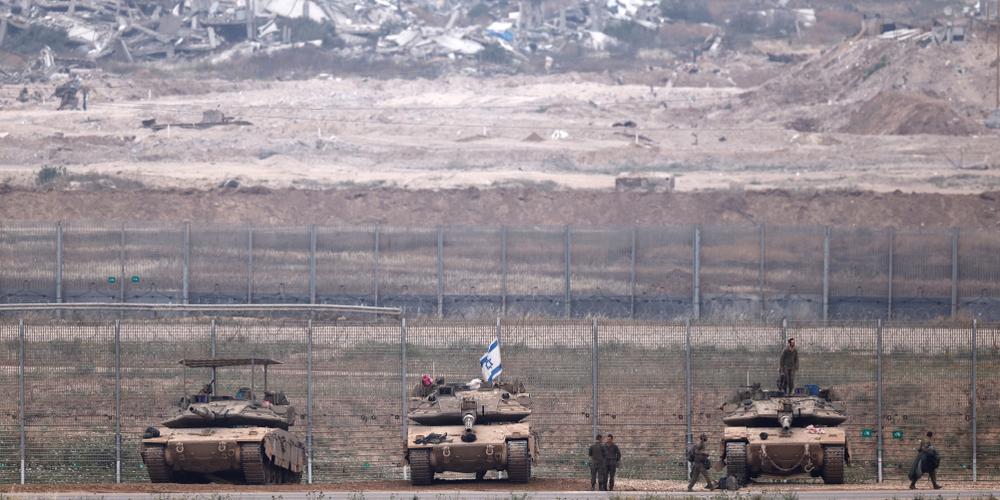 Des chars israéliens à la frontière avec la bande de Gaza dans le sud d’Israël, le 23 avril 2025. - AMIR COHEN / REUTERS