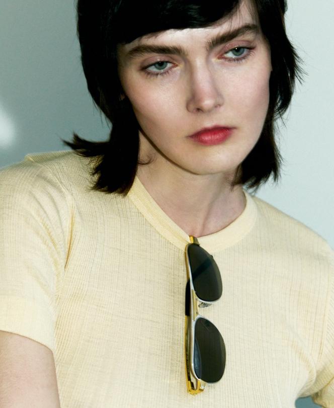 Lunettes solaires Santos, en métal, Cartier, 1 200 €. Tee-shirt, Forêt vierge.