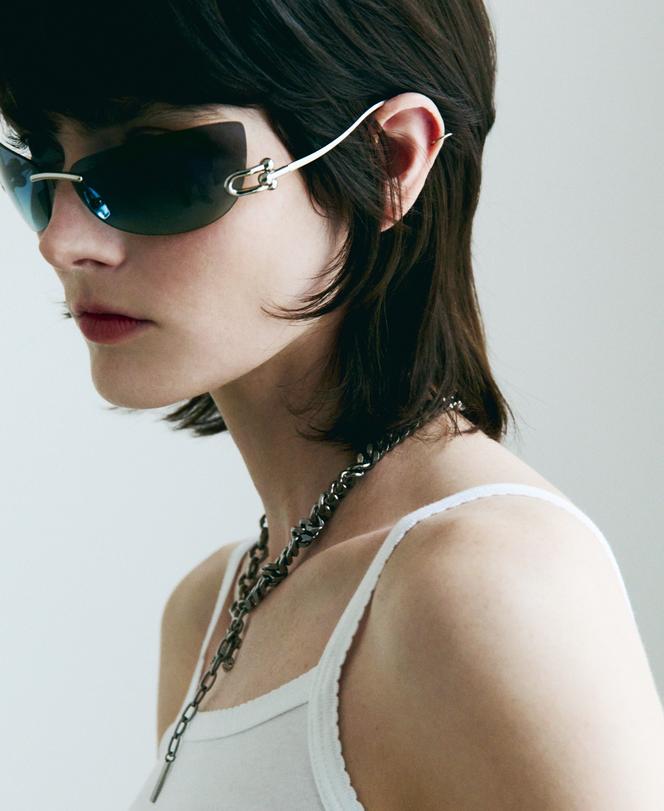 Lunettes de soleil en métal, Tiffany & Co, 345 €. Tee-shirt, Petit Bateau. Collier personnel.