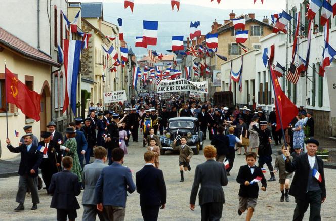 « Uranus » raconte la chronique d’un village français en 1945. Le film réalisé par Claude Berri en 1990 est une adaptation du roman de Marcel Aymé paru en 1948. 