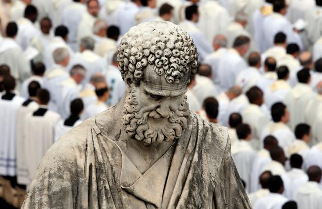 La statue de l’apôtre saint Pierre, sur la place Saint-Pierre, au Vatican, le 24 novembre 2013.