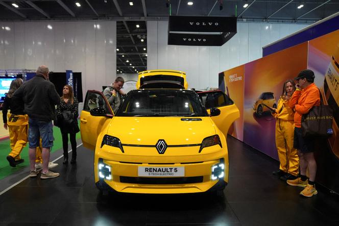 Une voiture électrique Renault 5 exposée au Salon de l’énergie domestique et des véhicules électriques, à Londres, le 16 avril 2025.