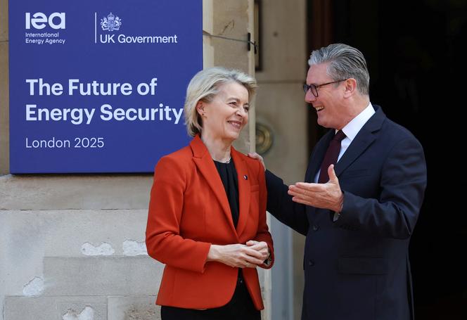 Le premier ministre britannique, Keir Starmer, salue la présidente de la Commission européenne, Ursula von der Leyen lors du Sommet international sur l’avenir de la sécurité énergétique, à Londres, le 24 avril 2025.