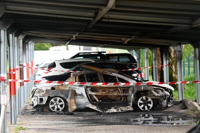 Une voiture brûlée devant la prison de Tarascon (Bouches-du-Rhône), le 16 avril 2025.