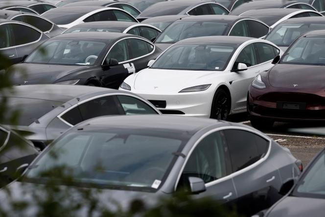 Des véhicules électriques Tesla, dans l’un des centres de livraison de la société, à Valenton (Val-de-Marne), le 24 avril 2025.