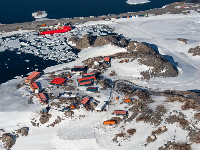 Le navire « Astrolabe » près de la station Dumont-d’Urville, en Antarctique, le 16 janvier 2023. 