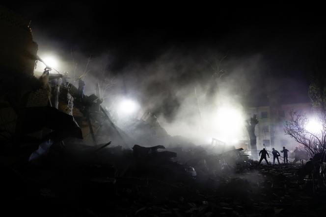Des secouristes dans les décombres d’un immeuble touché par des frappes russes à Kiev, le 24 avril 2025.