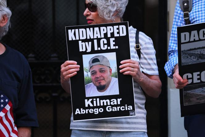 La photo de Kilmar Abrego Garcia lors d’une manifestation contre l’expulsion d’immigrants au Salvador, à New York, le 24 avril 2025.