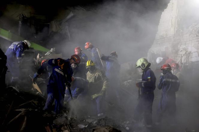Des sauveteurs ukrainiens, sur le site d’une attaque de missiles russes, à Kiev, le 24 avril 2025.