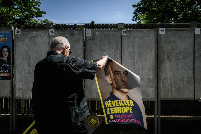 Un militant du Parti socialiste, lors de la campagne pour les élections européennes, à Lyon, le 5 mai 2024.