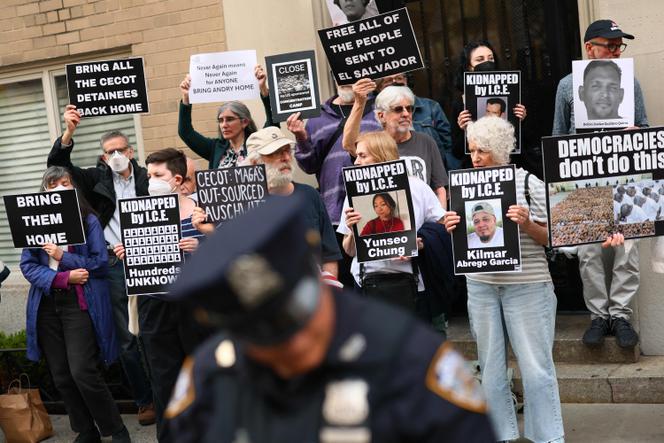 Manifestation contre les déportations illégales de migrants devant la mission permanente du Salvador auprès des Nations unies, à New York, le 24 avril 2025.