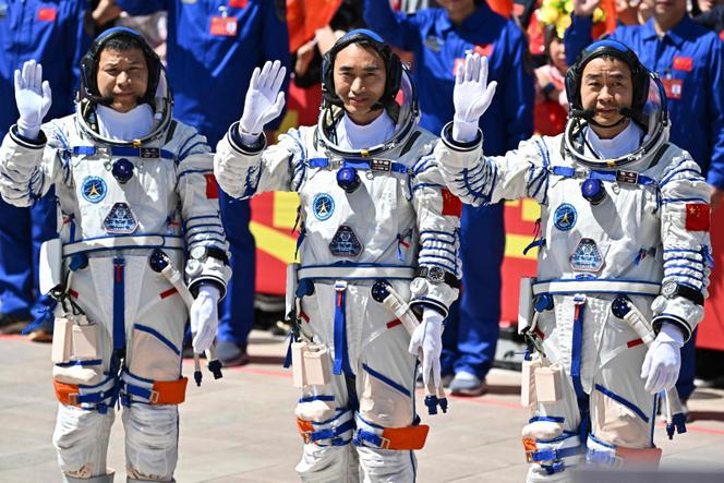 Les astronautes de la mission spatiale chinoise Shenzhou-20, au centre de lancement de satellites de Jiuquan, dans le désert de Gobi, dans le nord-ouest de la Chine, le 24 avril 2025.