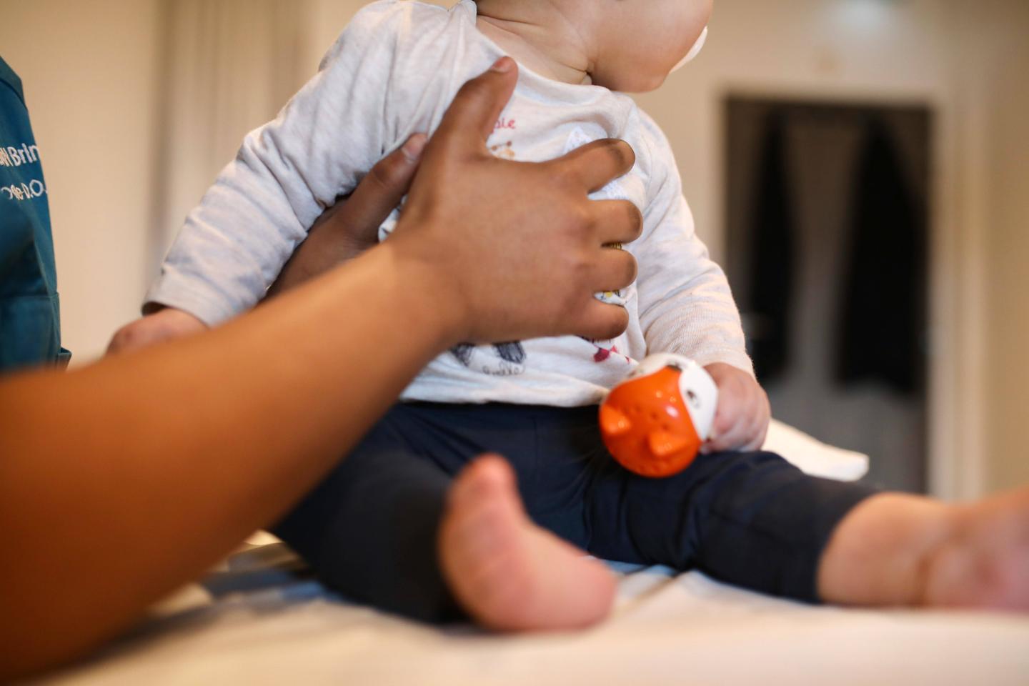 Ostéopathie pour les nourrissons : des professionnels de santé alertent sur une pratique en hausse dans les maternités