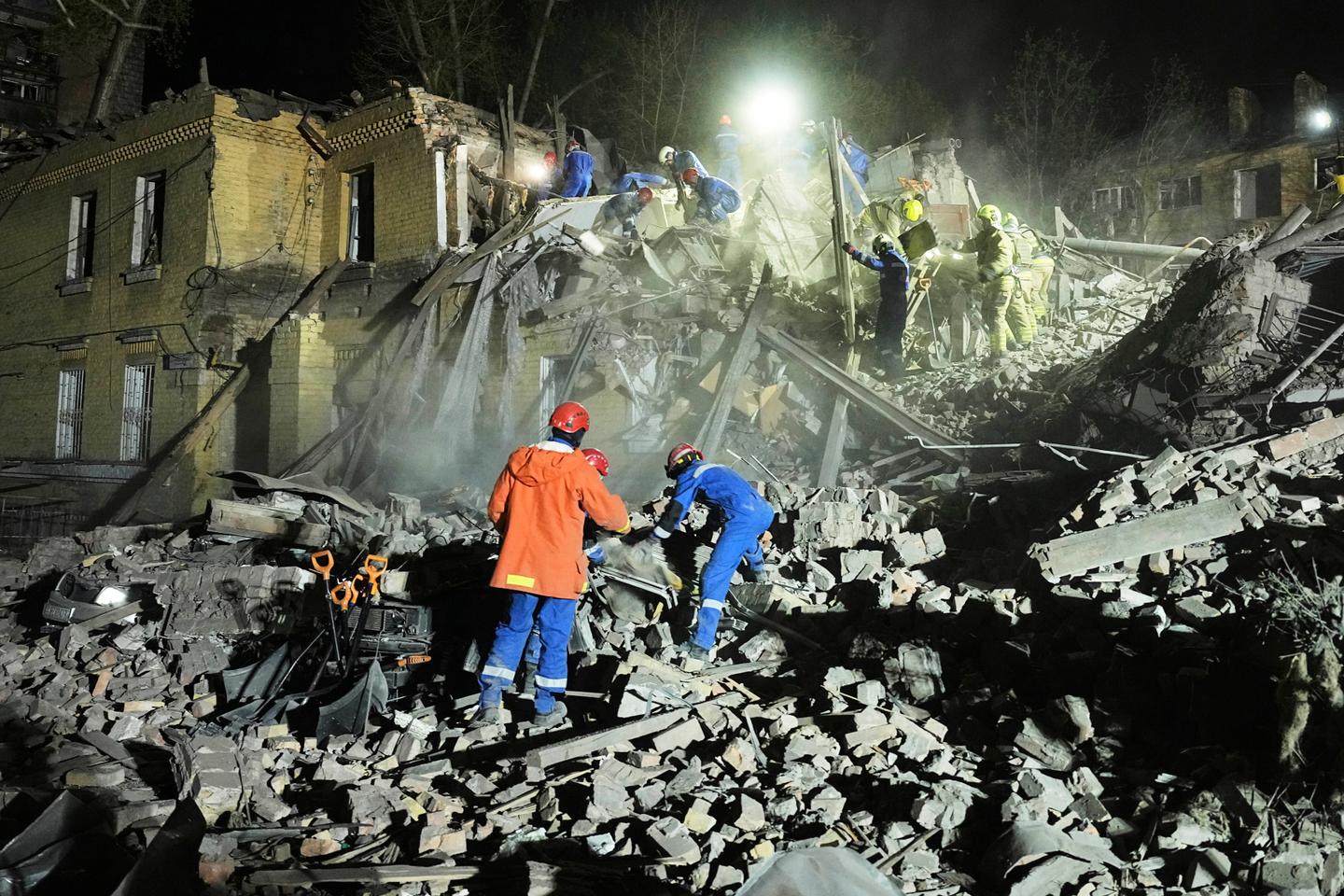 Missile strikes kill 2, wound 54 in Kyiv as Russia launches new wave of attacks