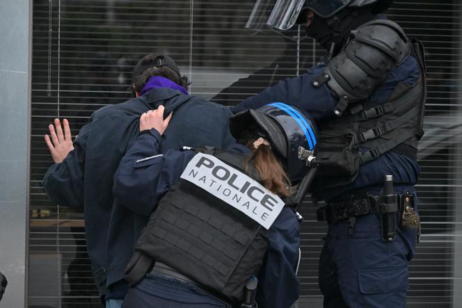 Des policiers anti-émeutes contrôlent un homme lors d’un rassemblement contre la dissolution du groupe d’extrême gauche Défense collective, à Rennes, le 4 avril 2024.