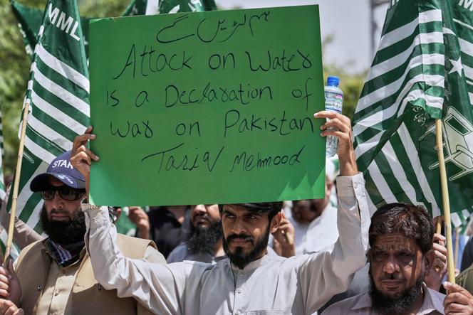 Des partisans de la Ligue musulmane pakistanaise Murkazi manifestent contre la suspension du traité de partage des eaux entre l’Inde et le Pakistan, à Islamabad, au Pakistan, le jeudi 24 avril 2025.