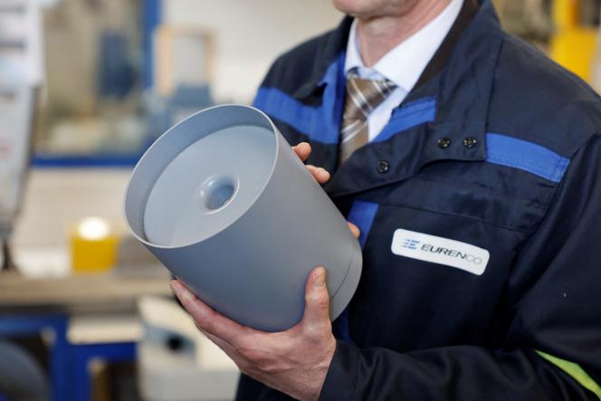 Une pièce de charges d’obus modulaires de 155 mm présentée lors d’une visite d’Emmanuel Macron à l’usine Eurenco, à Bergerac (Dordogne), le 11 avril 2024.
