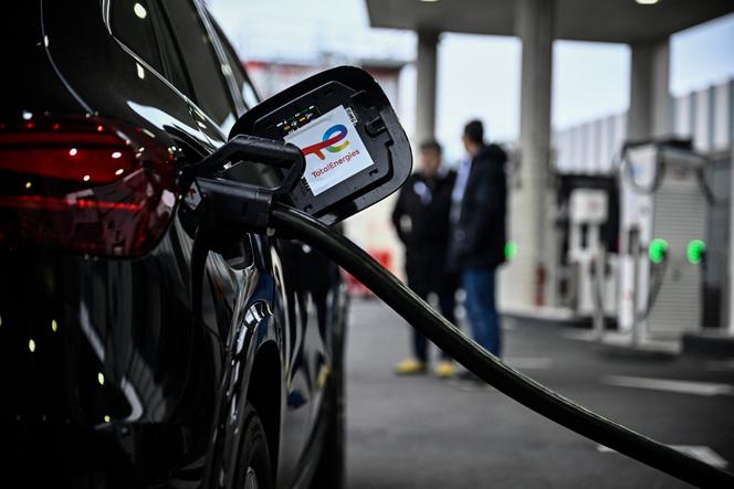 Première station-service tout-électrique de TotalEnergies, à Paris, le 11 décembre 2024.