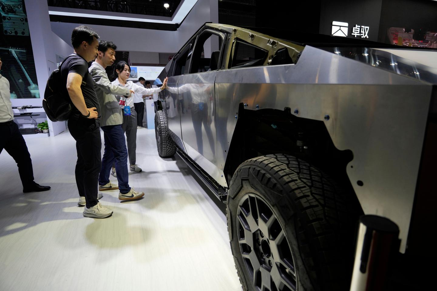 Tesla struggles in China as market share collapses