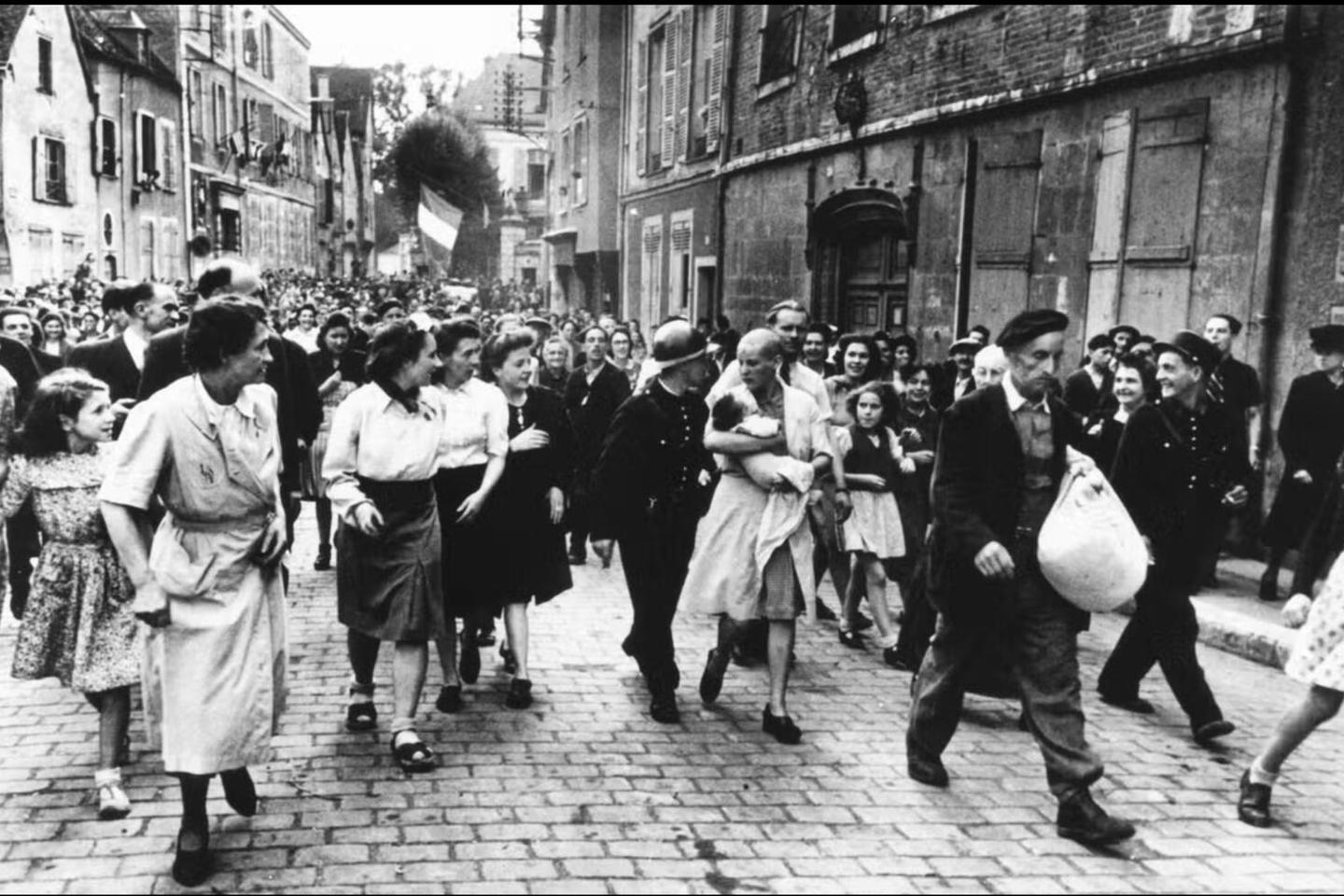 1945 : les femmes collaboratrices et le contexte de vengeance de l’épuration