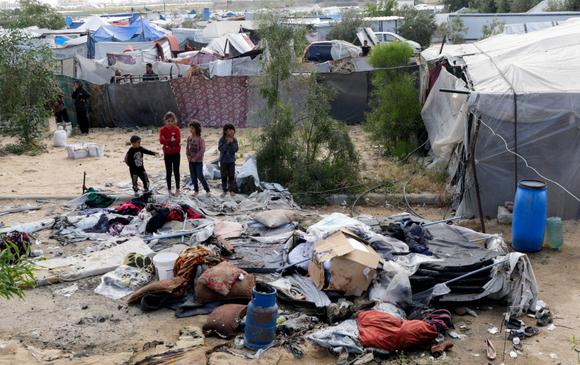 Dans un camp abritant des personnes déplacées, à Khan Younès, dans le sud de la bande de Gaza, le 25 avril 2025.