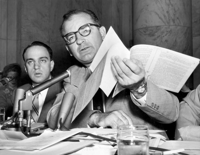 Le sénateur américain Joseph McCarthy (à droite), lors d’une séance d’audition de la commission d’enquête l’opposant à l’armée, à Washington, le 5 octobre 1954.