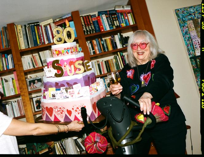 Susie Morgenstern photographiée chez sa fille, à Paris-2ᵉ, avec le gâteau de célébration de son 80ᵉ anniversaire, le 4 avril 2025.
