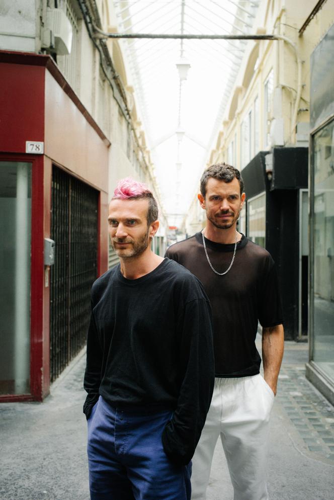 Louis Arene et Lionel Lingelser, devant l’Hôtel du Sentier, à Paris, le 14 octobre 2024.