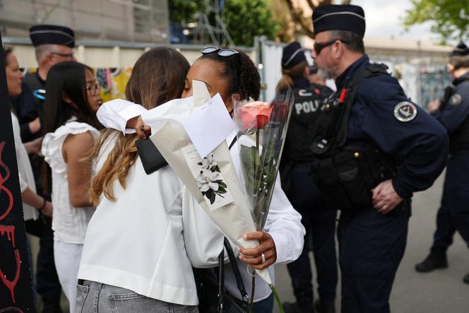 Des lycéens se rassemblent pour un hommage, à l’école Notre-Dame-de-Toutes-Aides, à Nantes, le 25 avril 2025.