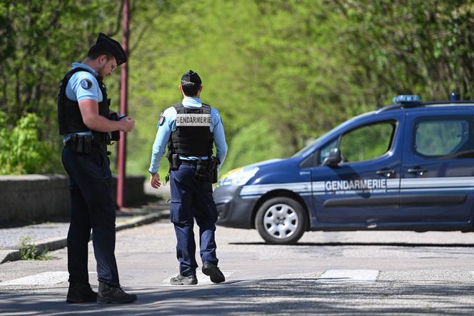 Des gendarmes bloquent l’accès à une route à La Grand-Combe, dans le Gard, le 25 avril 2025.
