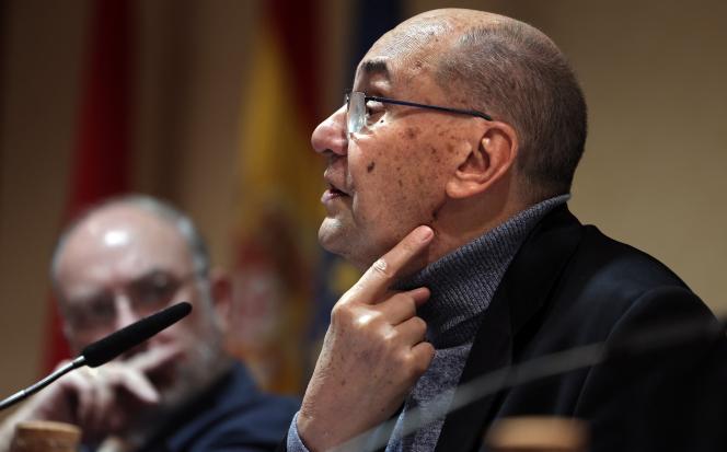 Alejo Vidal-Quadras, Alejo Vidal-Quadras, ancien vice-président du Parlement européen et cofondateur du parti d’extrême droite Vox, montre le point de sortie de la balle, alors qu’il évoque la tentative d’assassinat dont il a été victime. Madrid, le 23 février 2024.